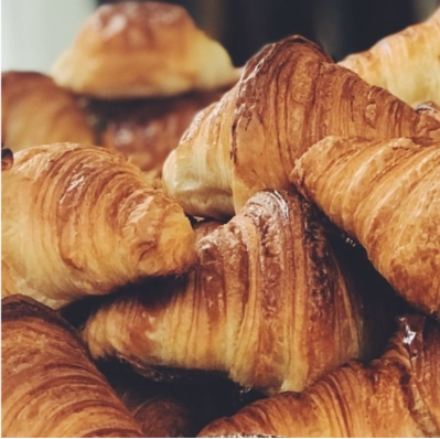 COMBO CROISSANT QUESO/BEBIDA 200ML/DULCE