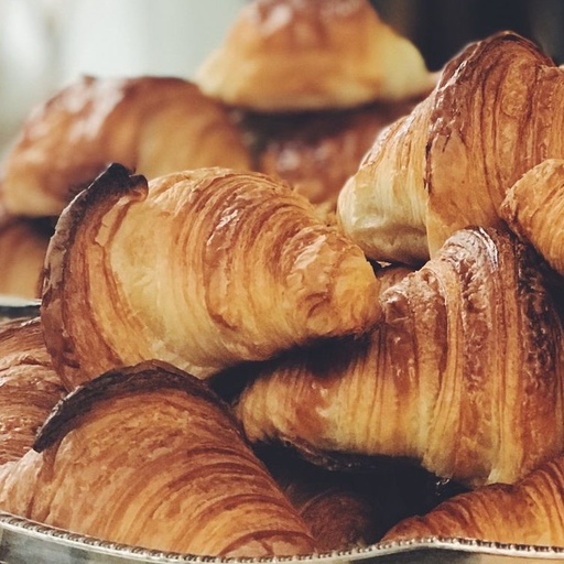 [202] COMBO CROISSANT JAMON-QUESO/BEBIDA 200 ML