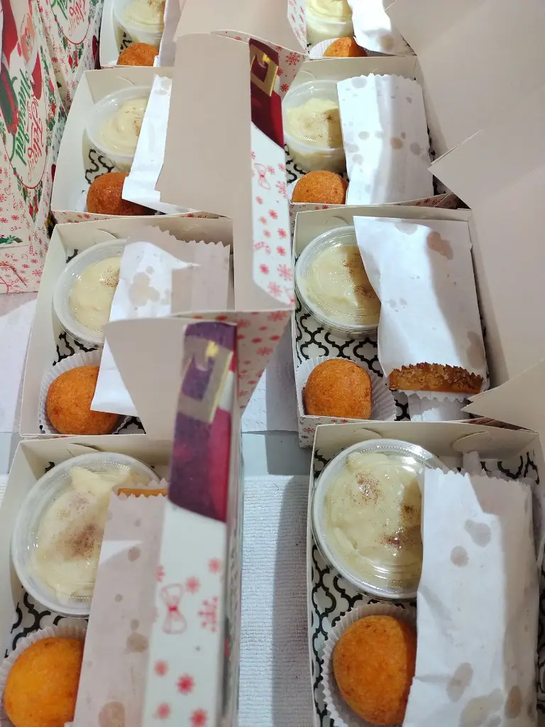 CAJITA NAVIDEÑA (Manjar blanco-Buñuelo-Hojuela)