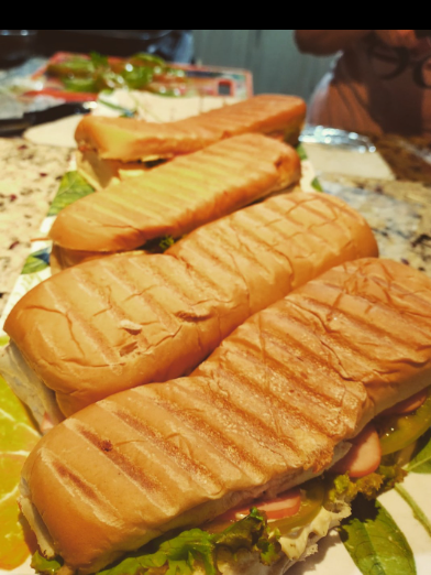 COMBO SANDWICH CUBANO/ BEBIDA/ FRUTA